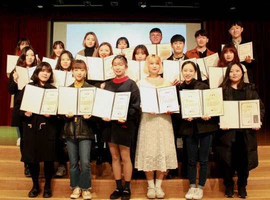 LG유플러스는 자사의 대학생 감성서포터즈 '유대감' 1기의 수료식을 진행했다고 26일 밝혔다.  1기 수료생들이 기념촬영을 하고 있다, <LG유플러스 제공>